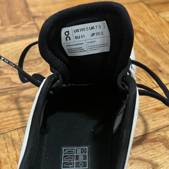 On Running Cloud X 3 size 9.5 women’s shoes like new - Picture 8 of 9